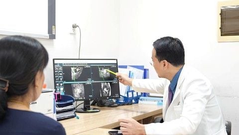 Vinmec Central Park Successfully Removes Malignant Ovarian Tumor Complicated by Colonic Fistula