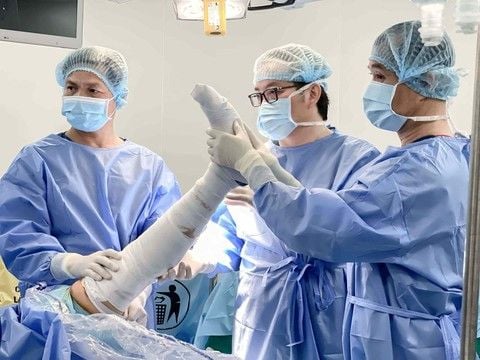 The arthroscopic knee surgery personally performed by Prof. Dr. Tran Trung Dung at Vinmec Can Tho marks a significant step forward in bringing international-standard sports medicine closer to the people of the Mekong Delta.