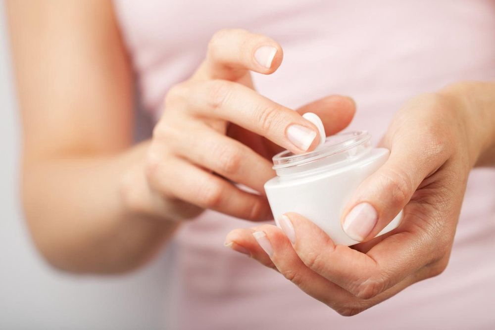 The patient can use moisturizer to soothe the affected skin area