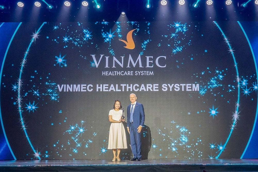 A representative of the Vinmec Healthcare System receives the Best Companies to Work for in Asia award at the HR Asia Awards 2025 ceremony.