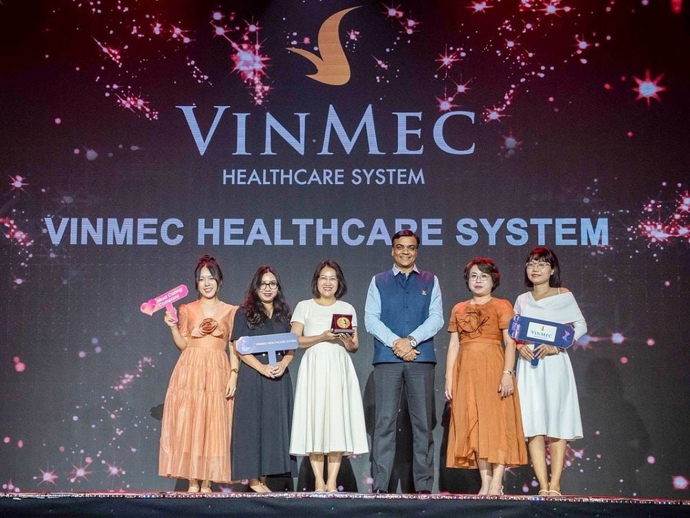 A representative of the Vinmec Healthcare System receives the Most Caring Company Award at the HR Asia Awards 2025 ceremony.