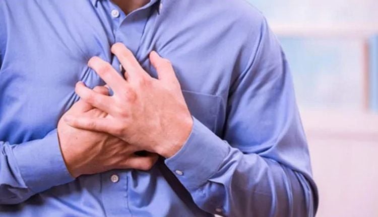 The most common symptoms of atrial premature beats (APBs) are irregular heartbeats, stronger heartbeats, and a fluttering sensation in the chest.
