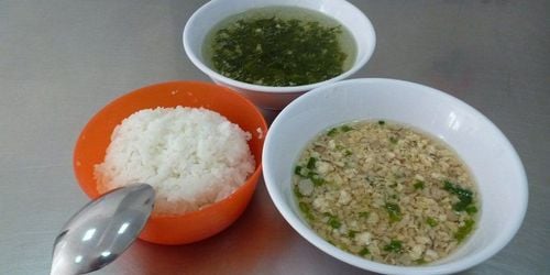 Reasons why children should not eat rice soaked in soup
