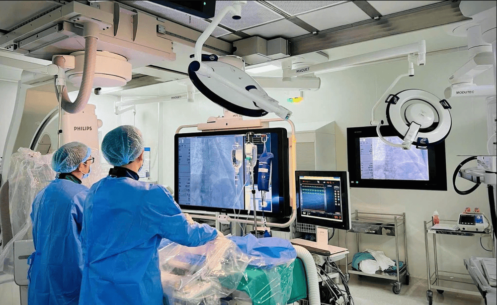 The interventional cardiology team at Vinmec Central Park performing a coronary stent placement to restore blood flow for patient H.V.C., who was suffering from acute myocardial infarction.