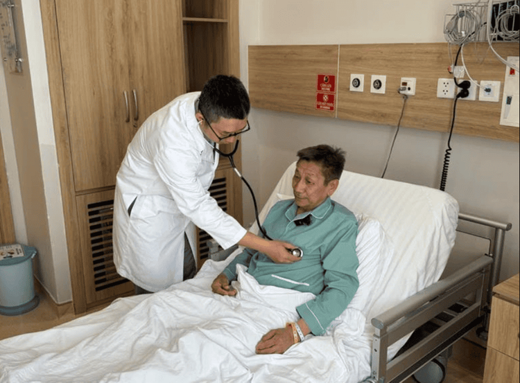 A doctor at Vinmec Central Park checking in on the patient’s health after surgery.